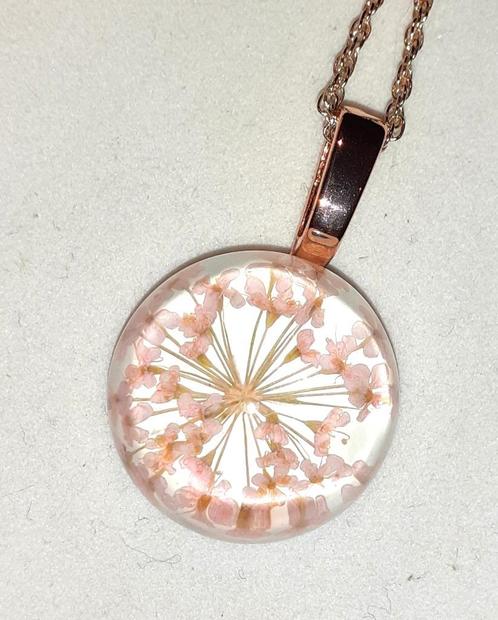 Ketting met hanger rosé goud gedroogde bloemen roze, Handtassen en Accessoires, Kettingen, Overige materialen, Roze, Met hanger