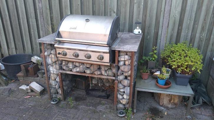 gas bbq met steenen ombouw + elektrische spit 130x80 cm, Tuin en Terras, Gasbarbecues, Zo goed als nieuw, Ophalen