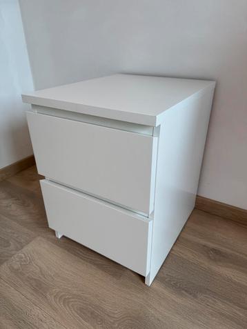 Mooi wit nachtkastje Scandinavische look in goede staat beschikbaar voor biedingen