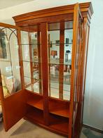 Klassieke houten vitrinekast met glasdeuren en verlichting, Ophalen, Met deur(en), 100 tot 150 cm, 200 cm of meer
