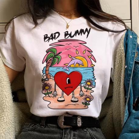 T- shirt Bad Bunny vibes met een speelse twist, Kleding | Dames, T-shirts, Nieuw, Maat 36 (S), Wit, Korte mouw, Ophalen of Verzenden