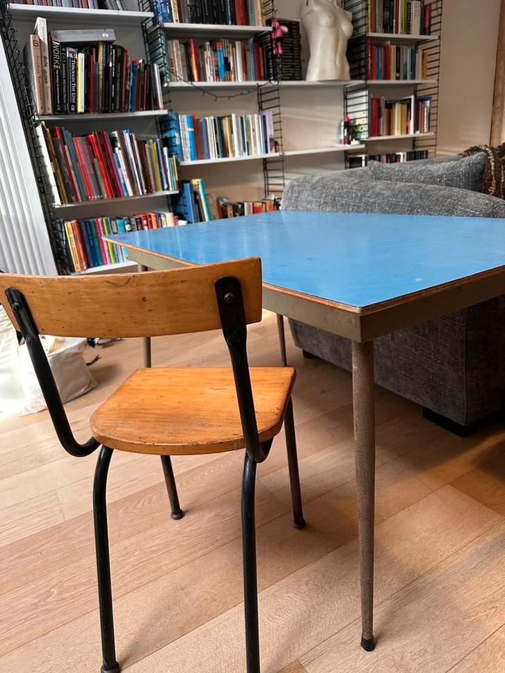 Retro formica kindertafel (tubax/blauw), Antiquités & Art, Antiquités | Meubles | Tables, Enlèvement