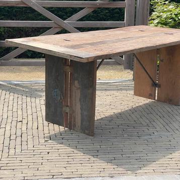 Robuuste tafel beschikbaar voor biedingen