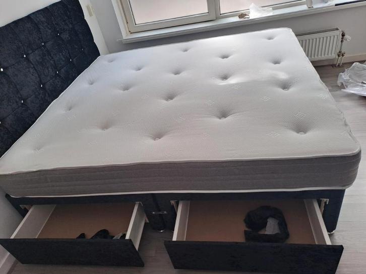 Luxe fluwelen bed met matras - verkrijgbaar, Huis en Inrichting, Slaapkamer | Beddengoed, Nieuw, Zwart, Verzenden