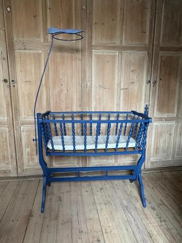 Romantische vintage wieg beschikbaar voor biedingen