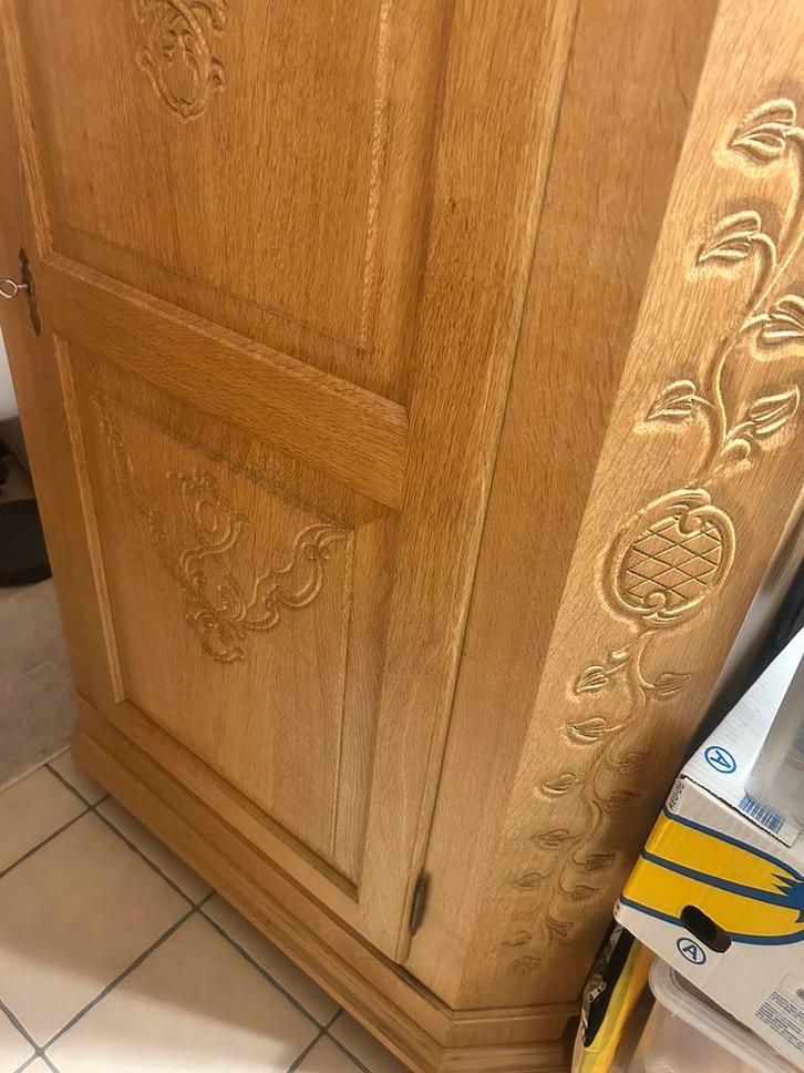 Armoire en bois massif sculpté – style classique, Maison & Meubles, Accessoires pour la Maison | Colonnes & Piliers, Comme neuf