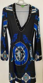 K-Design-Zwarte jurk met blauwe print -small/36-nieuw, Kleding | Dames, Jurken, Nieuw, K-design, Ophalen of Verzenden, Onder de knie