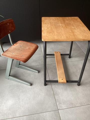 Vintage tafel en stoel  beschikbaar voor biedingen