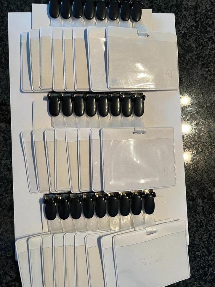 Badges met plastic clip, formaat: 60 x 90 mm, Zakelijke goederen, Kantoor en Winkelinrichting | Kantoorartikelen, Nieuw in verpakking