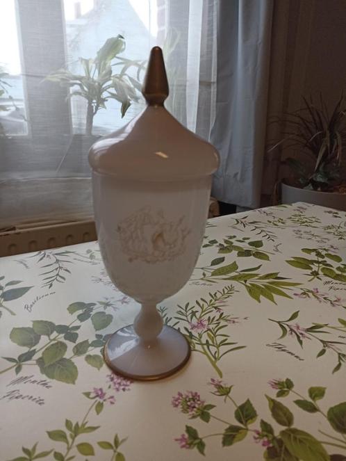 "Coupe" en verre blanc avec scène romantique, Antiquités & Art, Antiquités | Verre & Cristal, Enlèvement ou Envoi