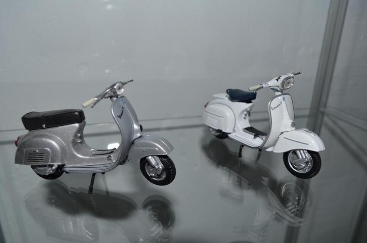 Twee Vespa’s miniatuur 1:18, Hobby & Loisirs créatifs, Voitures miniatures | 1:18, Utilisé, Moteur, Maisto, Enlèvement