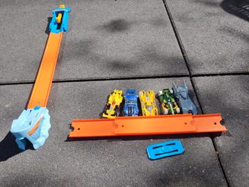 Hotwheels auto's + racebaan beschikbaar voor biedingen