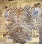 Vloerkleed in zebrahuid, Huis en Inrichting, Stoffering | Tapijten en Vloerkleden, Ophalen, Gebruikt, 100 tot 150 cm, 50 tot 100 cm