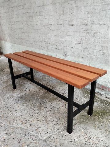 Mooie massieve zitbank... lengte 1m20...zgst...0478028005 beschikbaar voor biedingen