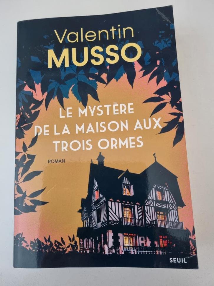 Le mystère de la maison aux trois ormes (Valentin Musso)2024, Livres, Romans, Comme neuf, Enlèvement ou Envoi