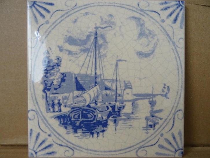 Delfts blauwe tegel met schip schepen zeilschip haven 1960, Antiek en Kunst, Curiosa en Brocante, Ophalen of Verzenden
