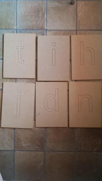 Letterplaten in hout beschikbaar voor biedingen