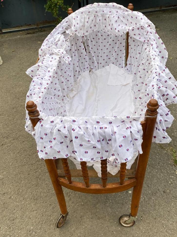 Ancien berceau en bois avec arceaux, Enfants & Bébés, Berceaux & Lits, Utilisé, Berceau, Enlèvement