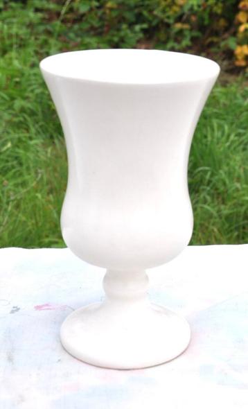 vase sur pied blanc  beschikbaar voor biedingen