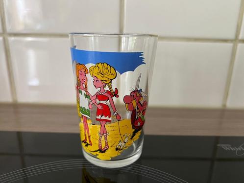 Verre à moutarde Astérix et deux femmes - 1968, Verzamelen, Stripfiguren, Gebruikt, Gebruiksvoorwerp, Asterix en Obelix, Ophalen of Verzenden