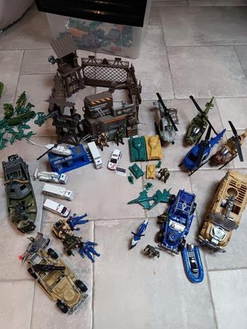 Grote doos met legerspeelgoed beschikbaar voor biedingen