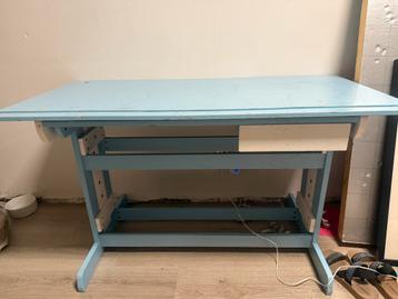 Kinder bureau met lade kastje bij beschikbaar voor biedingen