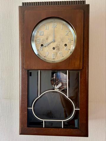 Mooie antieke wandklok beschikbaar voor biedingen