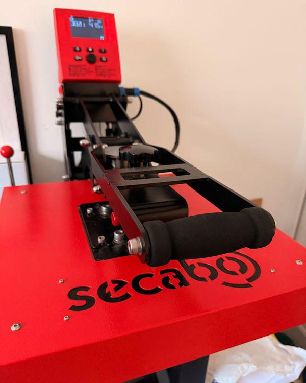 Secabo TC 5 Heat Press (met bluetooth), Hobby & Loisirs créatifs, Bricolage, Textile, Électrique, Rouge, Comme neuf