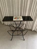 Vintage bijzettafeltje met tegel en krantenbak, Enlèvement, Utilisé