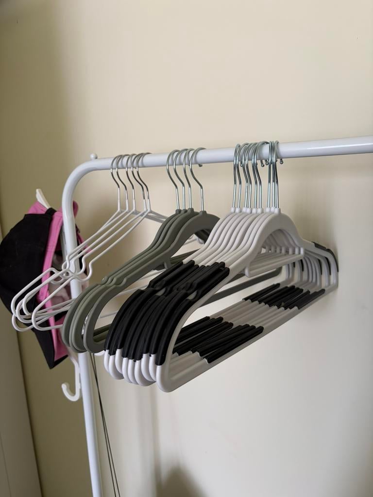 17 KLEDINGHANGERS TE KOOP, Ophalen, Zo goed als nieuw