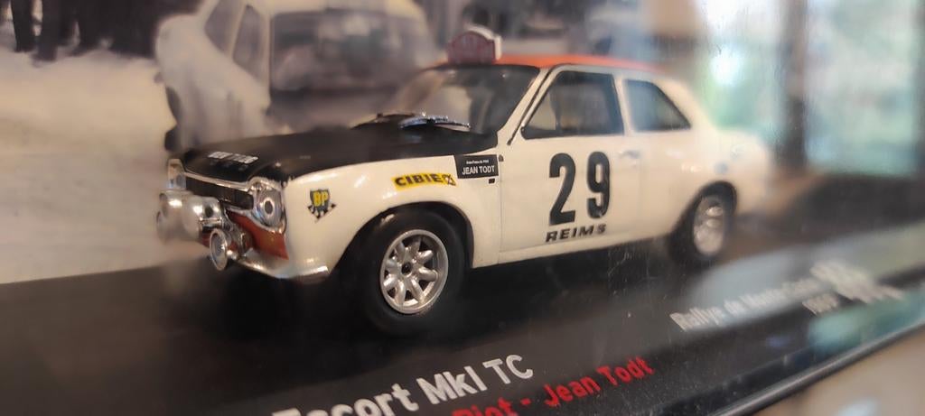 Ford Escort MK1 Ralley Monte Carlo 1969 1:43 vitrinedoosje, Hobby en Vrije tijd, Modelauto's | 1:43, Ophalen of Verzenden