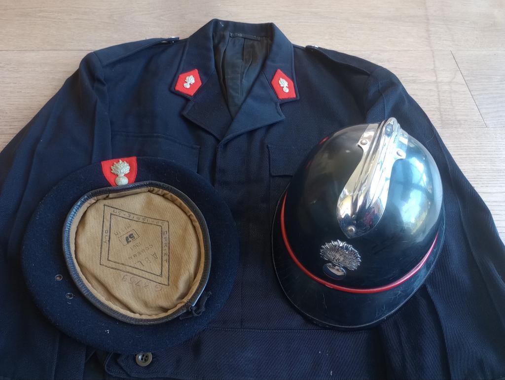 Béret, casque et veste de la gendarmerie belge années 50, Collections, Enlèvement ou Envoi, Gendarmerie