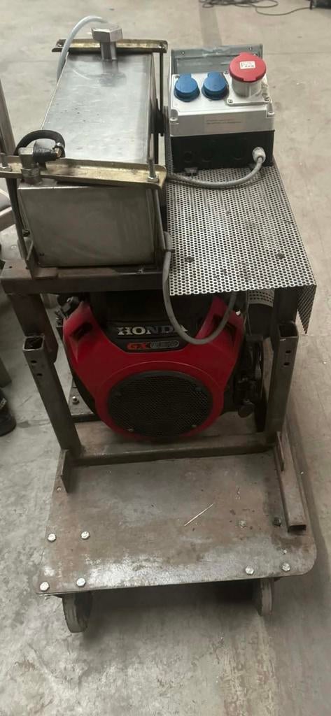 Generator 13,5 kVA benzine, Ophalen, Benzine