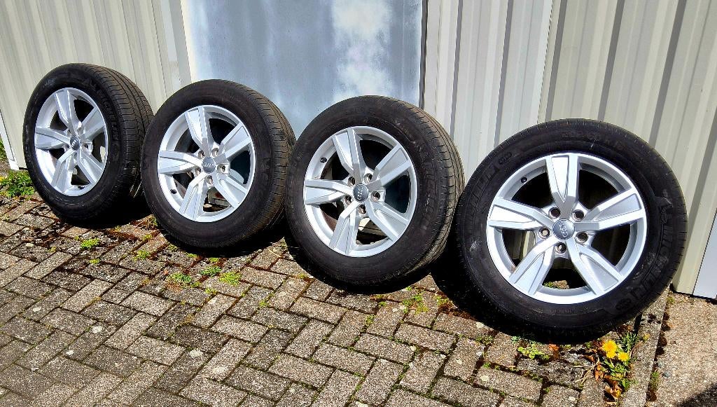 Très belles jantes originales Audi avec pneus été 205/60-16, Pneus et Jantes, 16 pouces, Pneus été, 205 mm