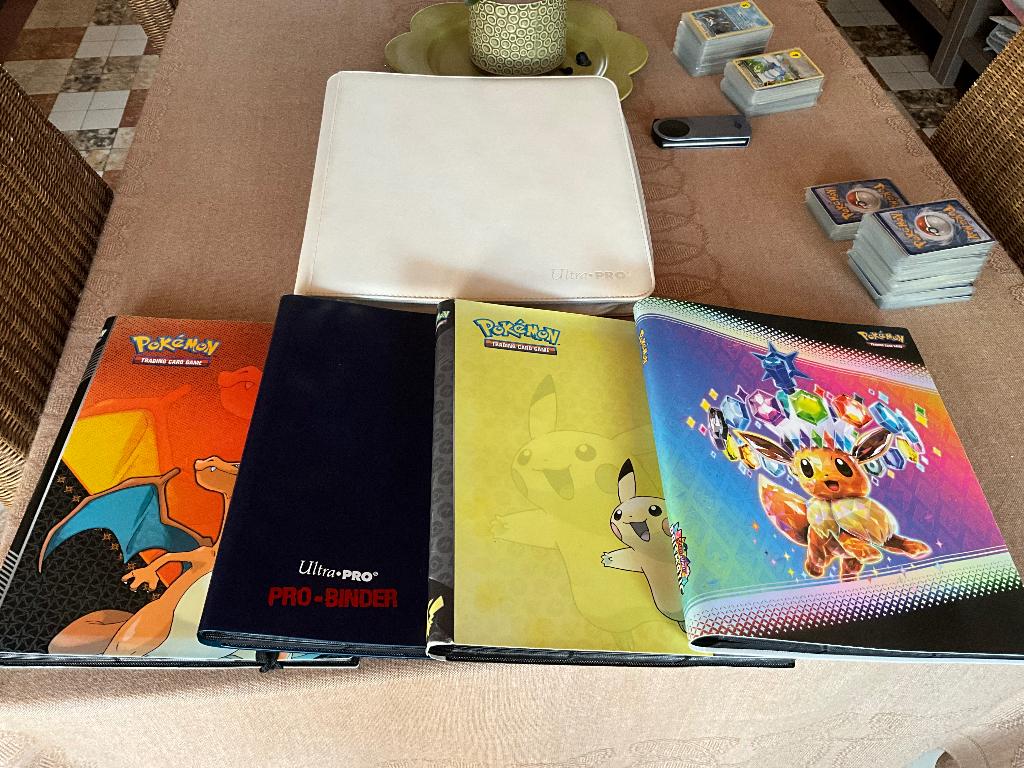 Dossiers/classeurs Pokémon, Enlèvement, Comme neuf, Livre ou Catalogue