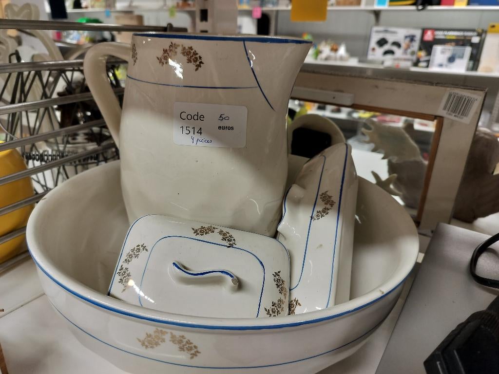 Ancien ensemble de toilette, Enlèvement