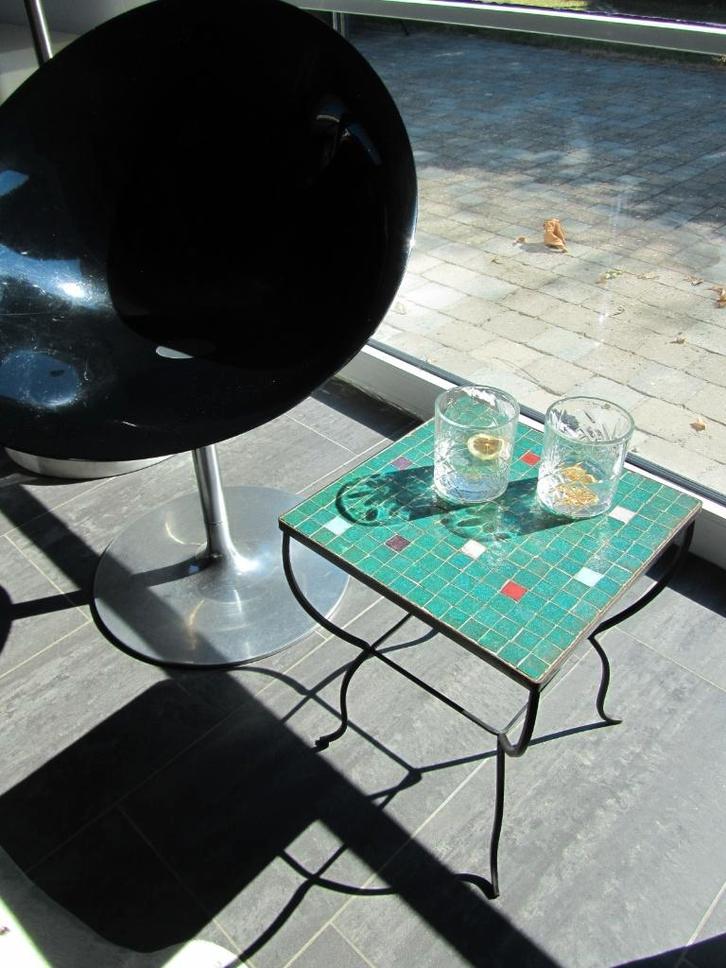 Smeedijzer bijzettafeltje met glas tegeltjes - heel cute !, Maison & Meubles, Tables | Tables d'appoint, Utilisé, Verre, Enlèvement