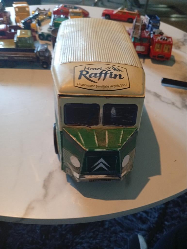 un fourgon Citroën H de la marque de charcuter