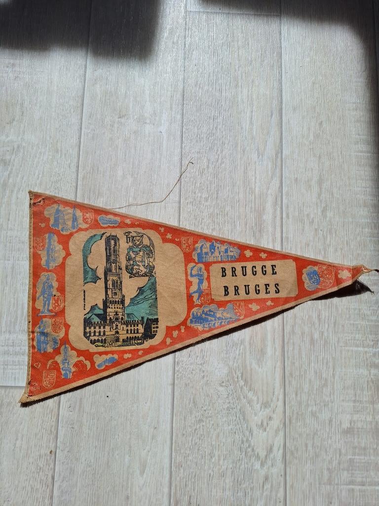 Heel oude wimpel stad brugge, Ophalen