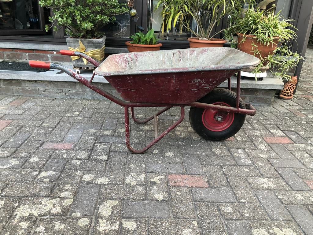 Kruiwagen met nieuw wiel, Ophalen