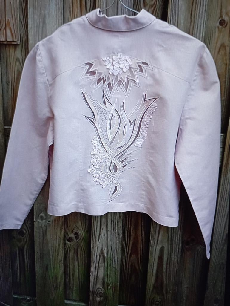 Nieuw. Katoenen jas, geborduurd op de achterkant t.M. René D, Ophalen of Verzenden