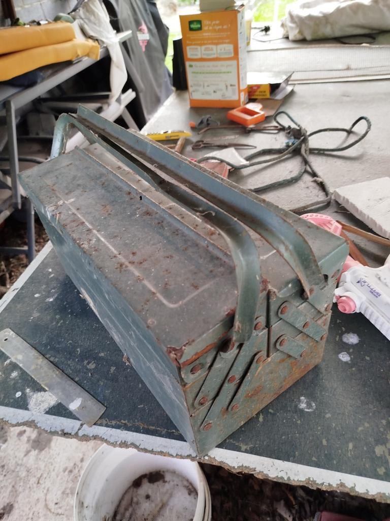 Boite a outils en fer, Enlèvement ou Envoi