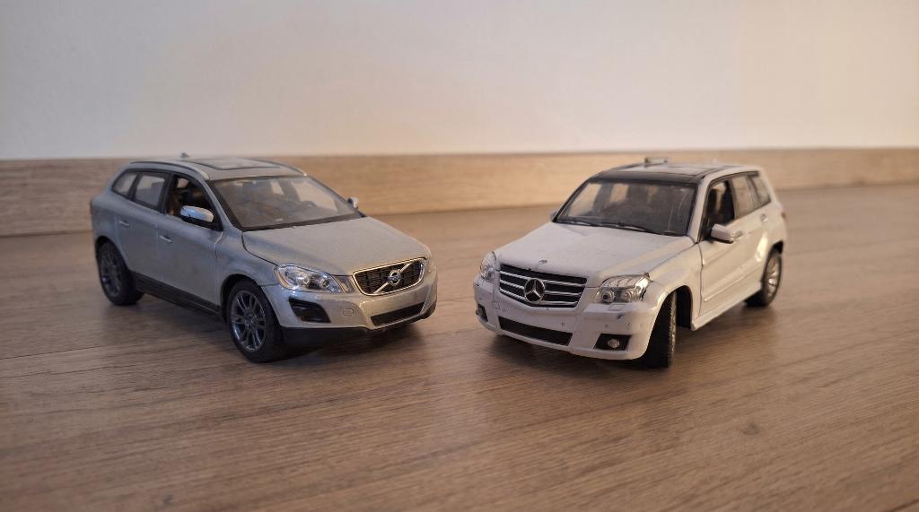 Set van 2 modelauto’s: Volvo XC60 en Mercedes GLK350, Ophalen, Gebruikt