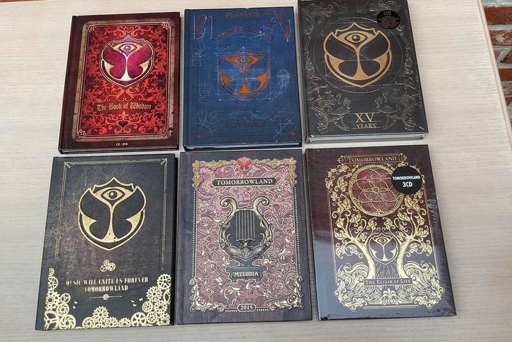 SET ( 6 ) UNIEKE TOMORROWLAND EDITIES CD'S + COMPILATIEBOEK, Cd's en Dvd's, Cd's | Dance en House, Nieuw in verpakking, Dance Populair