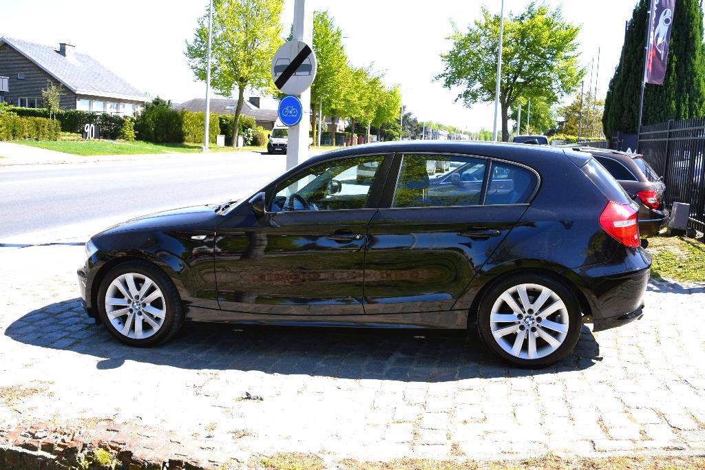 BMW 116i/Benzine/HISTORY/GARANTIE, 90 kW, Euro 5, https://public.car-pass.be/vhr/cf817821-2dd3-45bc-bb80-e718a660c07b, Zwart