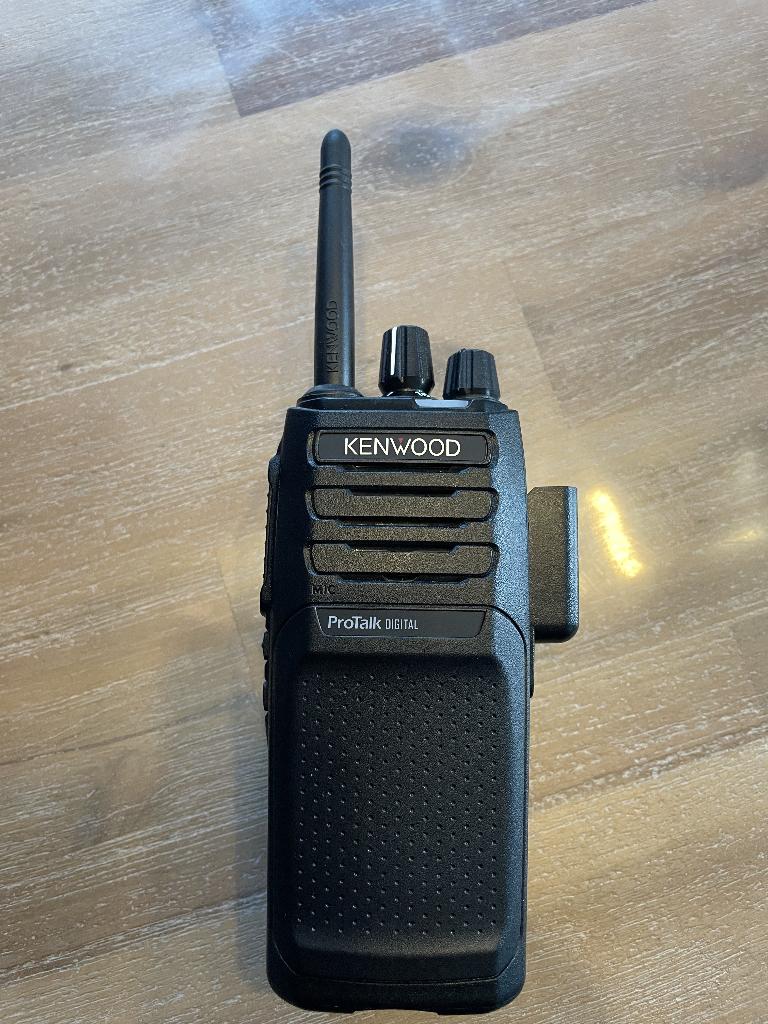 Kenwood portofoons te huur, Télécoms, Talkies-walkies & Walkies-talkies, Utilisé, Talkie-walkie ou Walkie-talkie, 2 à 5 km, Avec clip de ceinture