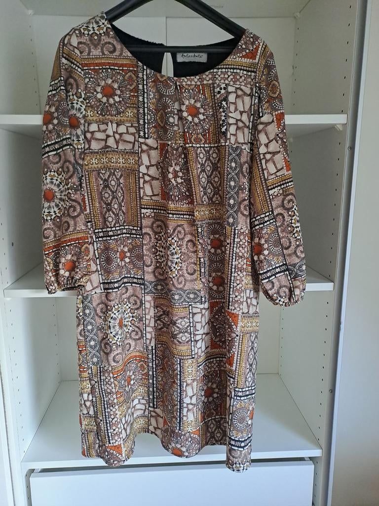 Mt M Jurk met lange mouwen aardkleurige tegelachtige print, Kleding | Dames, Jurken, Maat 38/40 (M), Ophalen of Verzenden, Zo goed als nieuw