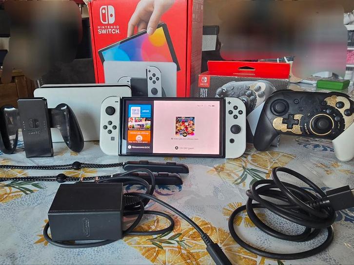 Nintendo switch oled met controller, Games en Spelcomputers, Spelcomputers | Nintendo Switch, Switch OLED, Ophalen