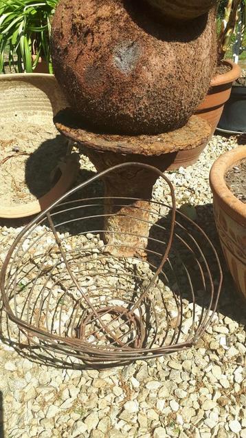 Speciale vintage draadmand, korf, eier-of fruitmand  beschikbaar voor biedingen