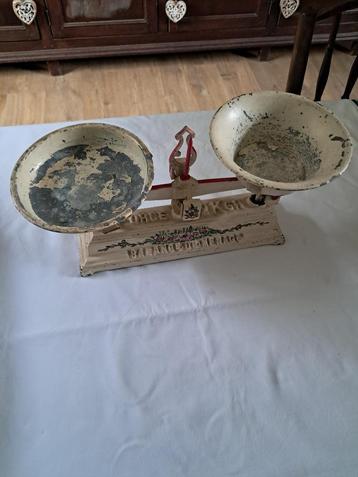 Kleine vintage huishoudweegschaal beschikbaar voor biedingen